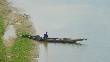 Pescador-Y-Un-Joven-En-Un-Barco-Tradicional-En-La-Orilla-Del-Río-Surma-De-Bangladesh