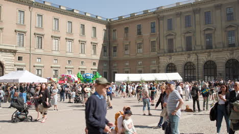 Tourist-crowd-enjoy-Swedish-national-day-at-Stockholm-castle,-summer-day