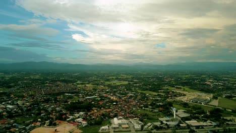 4K-Filmische-Naturluftaufnahmen-Einer-Drohne,-Die-Während-Des-Sonnenuntergangs-über-Die-Wunderschöne-Stadt-Chiang-Mai,-Thailand,-Fliegt