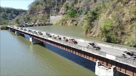 Polaris,-Seite-An-Seite,-Can-Am,-SXS,-Rallye-Rennen,-Seite-An-Seite-über-Eine-Brücke,-Drohne,-ATV,-UTV-Offroad-Extremrennen,-Costa-Rica
