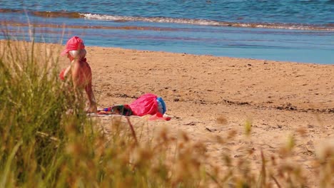 La-Gente-Descansaba-En-La-Orilla-Del-Mar