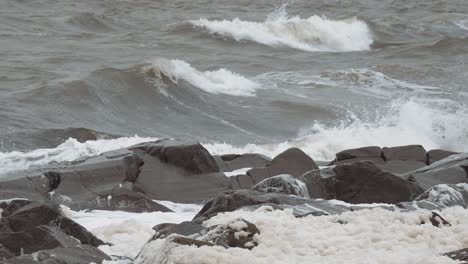 Wellen-In-Zeitlupe-Kräuseln-Sich-Von-Der-Unfreundlichen-See-Der-Kanadischen-Hudson-Bay-Und-Krachen-Gegen-Die-Felsige-Küste