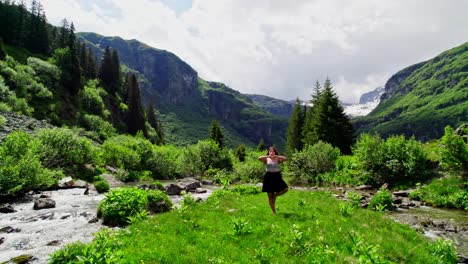 Mujer-Haciendo-Pose-De-árbol-De-Yoga-En-El-Hermoso-Paisaje-Natural-De-Los-Alpes-Suizos