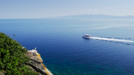 Pequeño-Barco-Cruceros-Mar-Egeo-Gaviotas-Verano-Soleado-Grecia-Halkidiki-Ammouliani