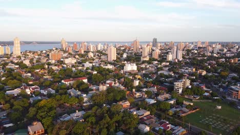 Luftdrohnenaufnahmen-Der-Wunderschönen-Skyline-Der-Stadt-Bei-Sonnenuntergang-In-Posadas,-Misiones,-Argentinien