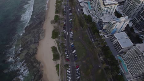 Cars-Parked-And-Driving-On-The-Shoreline-Of-Mooloolaba-In-Queensland,-Australia