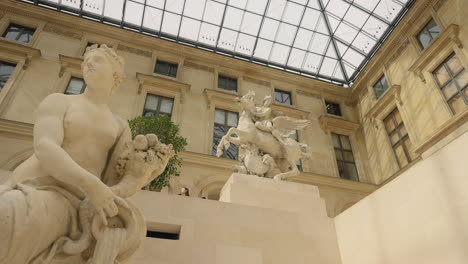 Esculturas-De-Venus-Agachado-Y-Caballo-Margoso-En-El-Museo-Del-Louvre-En-París,-Francia
