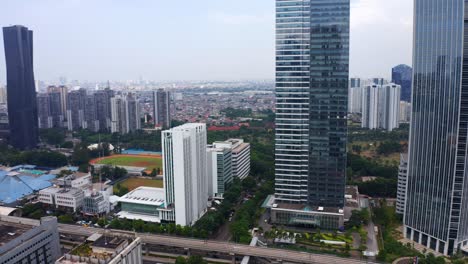 Edificios-Del-Hotel-Y-Torre-De-Oficinas-Corporativas-Cerca-Del-Centro-Deportivo-Y-El-Estadio-En-Kuningan,-Yakarta,-Indonesia