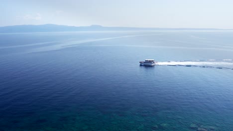 Pequeño-Barco-Cruceros-Mar-Egeo-Gaviotas-Verano-Soleado-Grecia-Halkidiki-Ammouliani