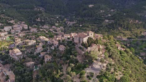Orbit-shot-of-Deia-in-the-Tramuntana-Mountains-of-Mallorca,-aerial