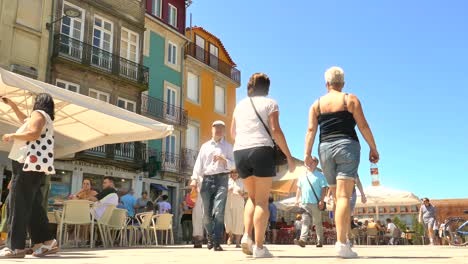 Überfüllte-Menschen,-Die-An-Sonnigen-Tagen-In-Porto,-Portugal,-Im-Restaurant-Im-Freien-Im-Stadtzentrum-Essen