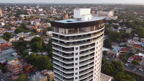 Close-up-aerial-drone-footage-of-tall-apartments-or-condo-building-in-the-middle-of-Posadas,-Misiones,-Argentina