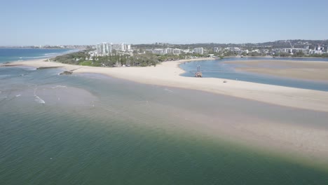 Playa-De-Arena-De-Maroochydore-Con-Aguas-Tranquilas-En-Queensland,-Australia---Toma-Aérea-De-Drones