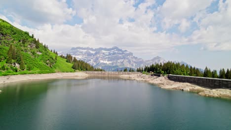 Lago-En-Las-Montañas-De-Los-Alpes-Suizos-En-Verano,-Hermoso-Vuelo-Aéreo-De-Drones