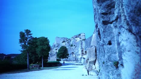 Restos-De-Un-Antiguo-Castillo-En-Francia-Sobre-Una-Roca-Al-Sol-Sin-Turistas