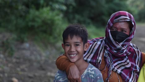 Asiatische-Muslimische-Familie-Lächelt-Im-Abgelegenen-Dschungel