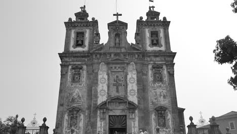 Protobarocke-Architektur-Der-Kirche-San-Ildefonso,-Die-Tagsüber-Von-Touristen-In-Porto,-Portugal,-Besucht-Wird