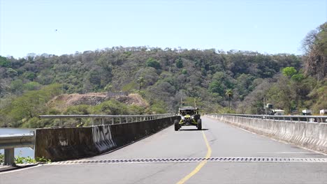 Lado-A-Lado-Sobre-El-Puente,-Carreras-Extremas-Todoterreno-Utv,-Carrera-De-Rally,-Polaris,-Lado-A-Lado,-Sxs,-Can-am,-Atv,-Ryker