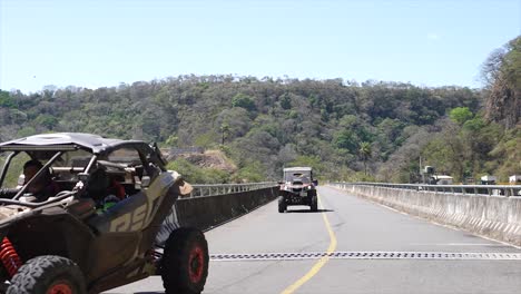 Lado-A-Lado-Sobre-El-Puente,-Carreras-Extremas-Todoterreno-Utv,-Carrera-De-Rally,-Polaris,-Lado-A-Lado,-Atv,-Sxs,-Can-am,-Polaris