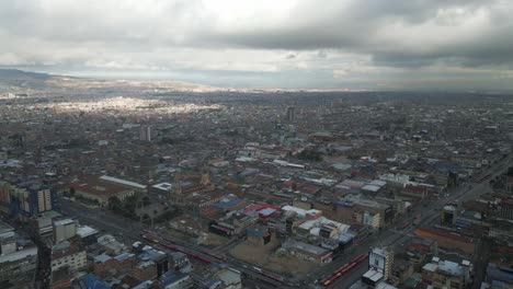 Drones-Vuelan-Sobre-El-Paisaje-Urbano-De-La-Capital-De-Bogotá-De-Colombia-Enorme-Ciudad-Superpoblada-En-América-Latina-Con-Montañas-De-Los-Andes