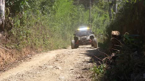 Seite-An-Seite-Durch-Schotterstraße-Fahren,-UTV-Offroad-Extremrennen,-Can-Am-Rallye-Rennen,-Polaris,-Seite-An-Seite,-ATV,-SXS,-Can-Am,-Gelände,-Quer