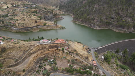 Los-Perez-y-Lugarejos-dam:-aerial-view-traveling-in-to-the-fantastic-dam-located-in-Artenara,-Gran-Canaria-island-on-a-sunny-day