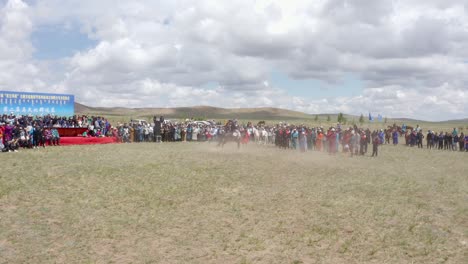 Observar-A-La-Gente-Pasar-El-Espectáculo-Horse-Arena-En-El-Festival-Mongol-Nadam