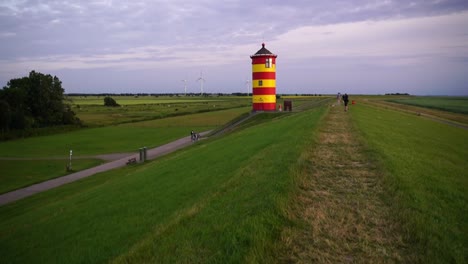 Schwenk-Zu-Einem-Kleinen-Gelb-roten-Leuchtturm-Im-Norden-Deutschlands-Auf-Einer-Düne-Am-Meer