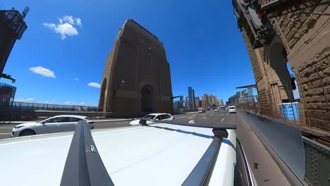 Al-Cruzar-El-Puente-Del-Puerto-De-Sydney,-La-Cámara-Mira-Hacia-Arriba,-Sigue-Y-Gira-Con-El-Arco-Del-Puente-A-Medida-Que-El-Vehículo-Se-Mueve-Por-La-Cubierta