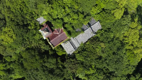 Von-Oben-Nach-Unten-Luftaufnahme-Eines-Verlassenen-Herrenhauses-In-Wakayama,-Japan