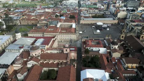 Luftaufnahme-Des-Hauptplatzes-Im-Stadtzentrum-Von-Bogota-Mit-Der-Kathedrale-Und-Dem-Gebäude-Im-Kolonialstil