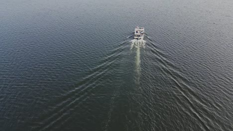 Sonnenuntergangslandschaft-Mit-Boot,-Das-Flusswasser-Segelt---Drohnenaufnahme-Aus-Der-Luft
