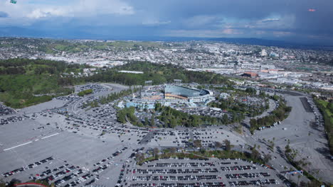 Luftaufnahme-Eines-Dodger-Stadions,-Nachmittagsspielveranstaltung-Mit-Einem-Hubschrauber,-Weitwinkelaufnahme-–-Geparkte-Autos