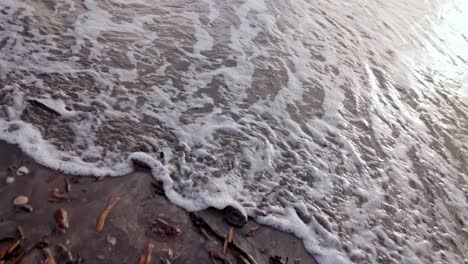 Ein-Rotierender-Videoclip-Des-Ozeans,-Der-An-Die-Küste-Fließt