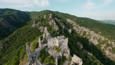 aerial-drone-shot-of-burgruine-castle-ruins,-Dürnstein,-Austrian-European-history,-historical-Germanic-site,-river-Danube,-middle-ages-midieval-architecture,-german-kings,-queens-and-bishops,-fast-FPV