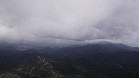 Faszinierende-Videoaufnahme-Beim-Flug-über-Das-Gebiet-Des-Bracco-Passes-In-Italien-Zwischen-Hohen-Wolken