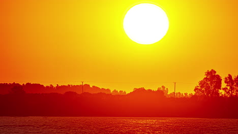 Zeitraffer-Einer-Riesigen-Sonne,-Die-Am-Horizont-Aufgeht,-Mit-Bewegtem-Meerwasser-Im-Vordergrund-Am-Olymp-Auf-Zypern