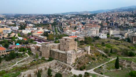 Drohnenaufnahmen-Von-Historischen-Und-Antiken-Ruinen-Der-Burg-Byblos-Im-Libanon