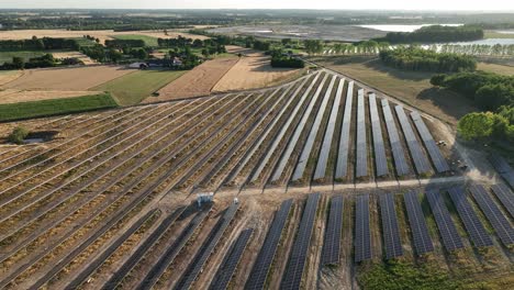 Luftaufnahme-über-Einem-Photovoltaik-Basisstationsbauernhof-Auf-Dem-Land-An-Einem-Sonnigen-Tag.-Wirkungsgrad-Von-Solarmodulen