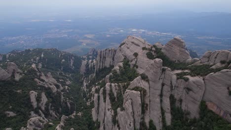 Montserrat-Gebirge-Mit-Blick-Auf-Das-Stadtbild-Im-Hintergrund-Unter-Dunstigem-Himmel-Aufgrund-Von-Luftverschmutzung,-Spanien