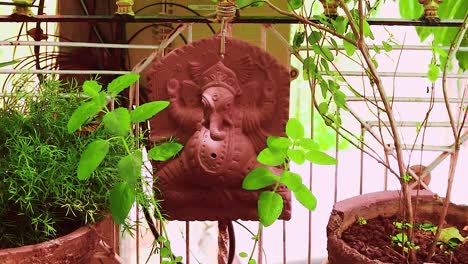 Estatua-Del-Dios-Hindú-Ganesha-Aislada-En-El-Jardín-Con-árbol-Tulsi-Para-Rezar-En-El-Día