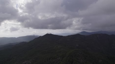 Faszinierende-Videoaufnahme-Beim-Flug-über-Das-Gebiet-Des-Bracco-Passes-In-Italien-Zwischen-Hohen-Wolken