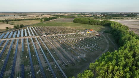 Luftaufnahme-Der-Baustelle-Zum-Bau-Einer-Solarpanel-Photovoltaik-Basisstation-Auf-Dem-Land,-öffentliche-Infrastruktur-Für-Die-Agenda-2030