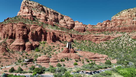 Impressive-Chapel-of-the-Holy-Cross-sits-atop-red-rocks,-Sedona,-Arizona