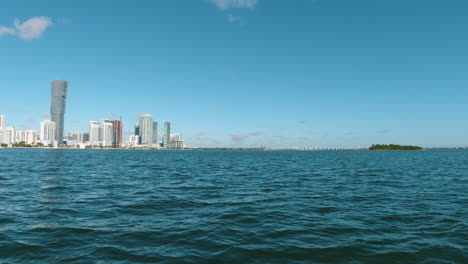 Perspectiva-De-Un-Pequeño-Barco-Que-Viaja-Hacia-Miami-En-Un-Día-Soleado