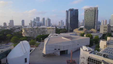 Tel-Aviv-Museum-Bei-Sonnenuntergang-Mit-Der-Skyline-Der-Stadt-–-Push-In-Aufnahme