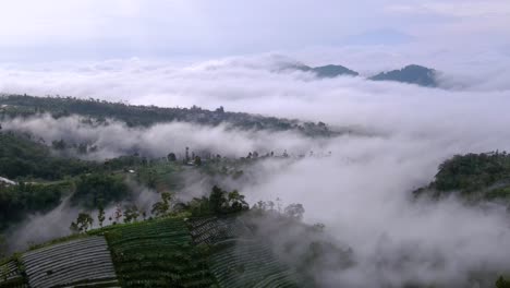 Luftaufnahme-Indonesien-Naturlandschaft-Von-Hügeln-Mit-Wolken