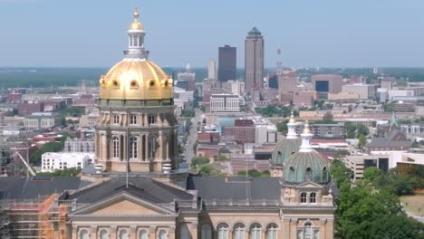 Iowa-state-capitol-building-in-Des-Moines,-Iowa-with-drone-video-moving-in-close-up-parallax-with-Des-Moines-skyline