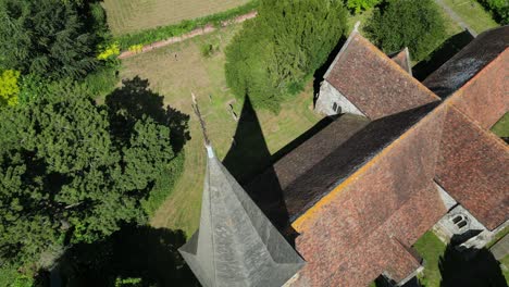 Eine-Bogenaufnahme-Von-Oben-Nach-Unten-Des-Kirchturms-Und-Der-Turmspitze-Der-Kirche-St.-Johannes-Des-Evangelisten