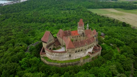 Vista-Panorámica-Del-Famoso-Castillo-De-Kreuzenstein-En-Leobendorf,-Austria---Disparo-De-Drones